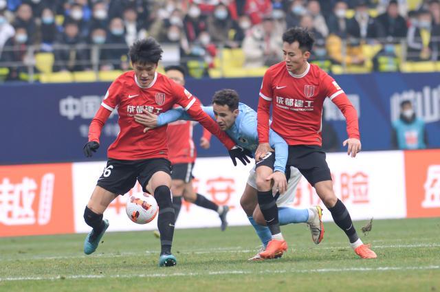 【中超】周定洋梅开二度朱挺染红 成都3比0大连人